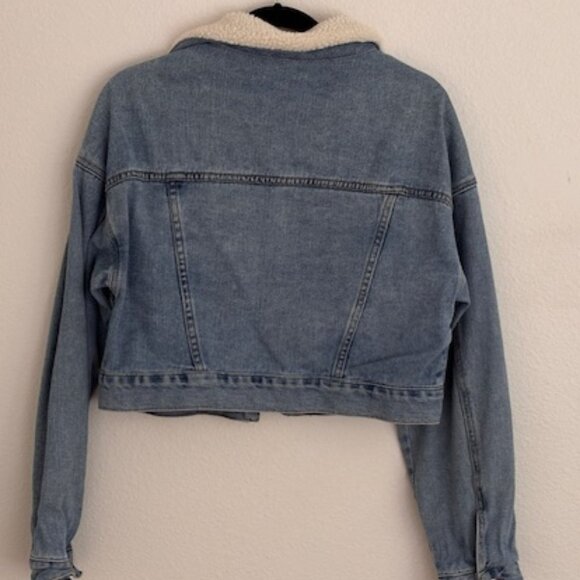 PacSun Faux Fur Sherpa Collar Cropped Denim Trucker Jacket - Picture 2 of 3